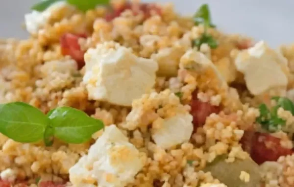 Leichter Couscous-Salat mit frischem Gemüse und Schafskäse