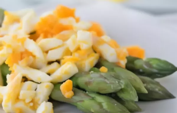 Leichter Spargelsalat mit Ei und cremigem Dressing