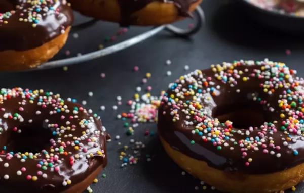 Luftige Donuts mit köstlicher Schokoglasur