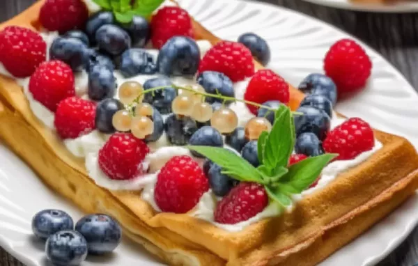 Luftige Waffeln mit frischen Früchten und Joghurt-Topping