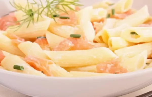 Penne mit cremiger Lachssoße und frischem Dill