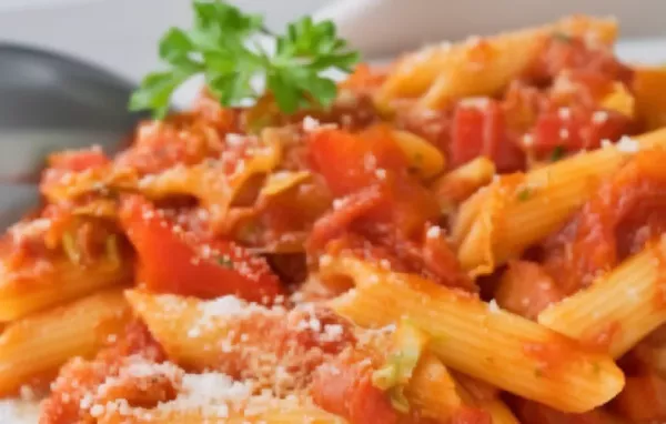 Penne mit würziger Tomatensauce und frischem Parmesan