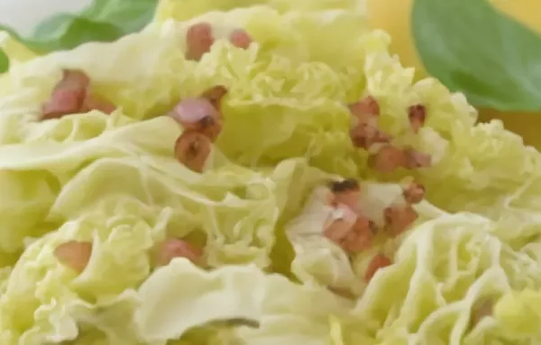 Rezept für einen herzhaften Käsesalat mit knusprigem Speck