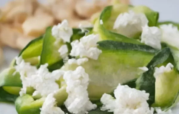 Rezept für gefüllte Zucchini mit einer erfrischenden Minze-Feta-Füllung und Tomatensauce