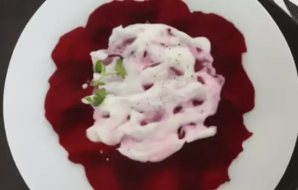 Rote Rüben Carpaccio mit Blaukäsesauce