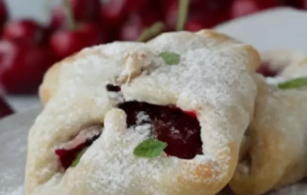 Saftige Blätterteigtaschen mit süßen Kirschen und frischer Minze