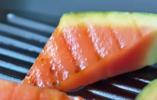 Saftige gegrillte Melone mit knusprigem Schinken