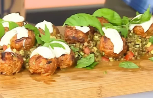 Saftige Köfte vom Rindfleisch mit würzigem Linsensalat