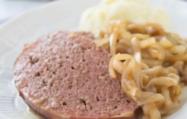 Saftiger Faschierter Braten mit aromatischen Balsamico-Zwiebeln und cremigem Erdäpfelpüree