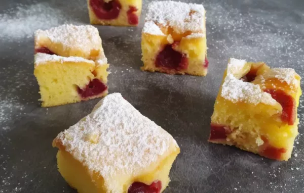 Saftiger Kirschkuchen vom Blech mit knuspriger Streuselhaube