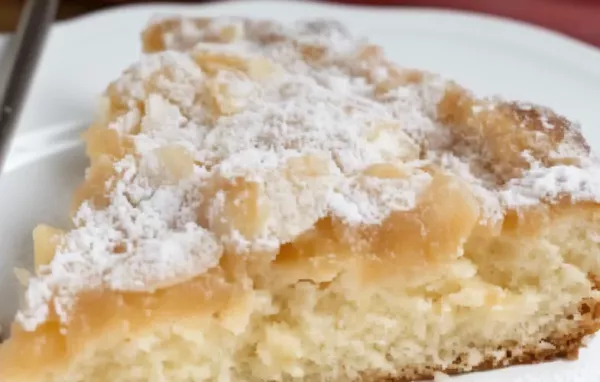 Saftiger Kuchen mit frischem Rhabarber und knusprigen Streuseln