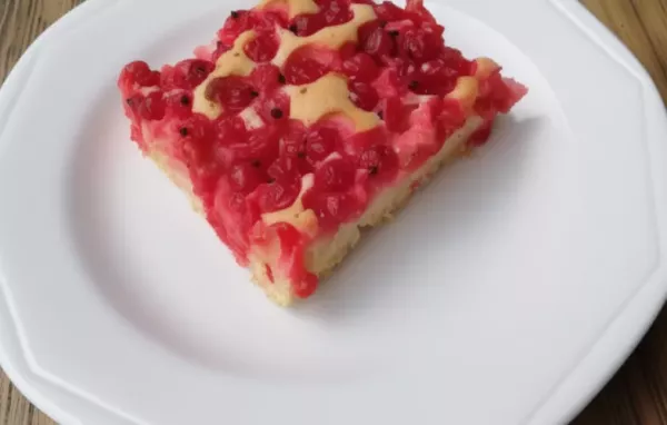 Saftiger Obstkuchen vom Blech mit frischen Früchten