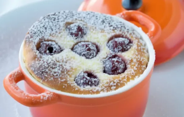 Saftiger Reiskuchen mit fruchtigen Kirschen