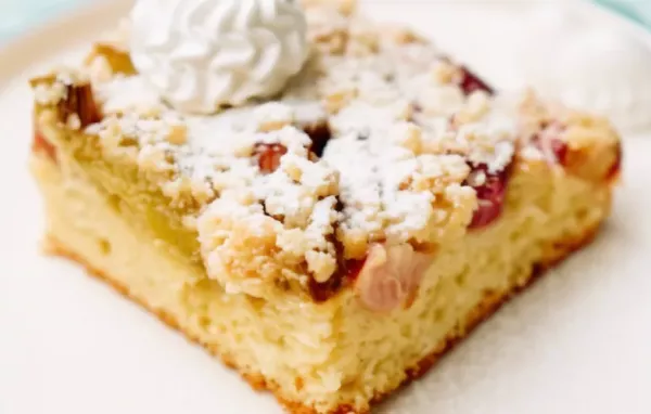 Saftiger Rhabarber-Streusel-Kuchen mit knusprigen Streuseln