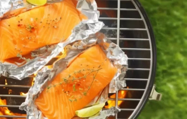 Saftiges Lachsfilet vom Grill mit würziger Marinade