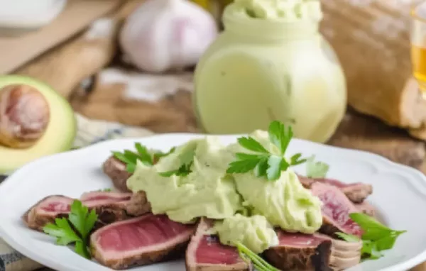 Saftiges Rumpsteak mit cremiger Avocadocreme und frischen Kräutern