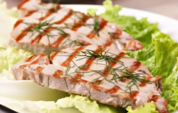 Saftiges Thunfischsteak vom Grill mit erfrischendem Limettendressing