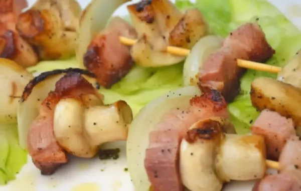 Schmackhafte Speckspieße mit würzigen Kartoffeln und Paprika