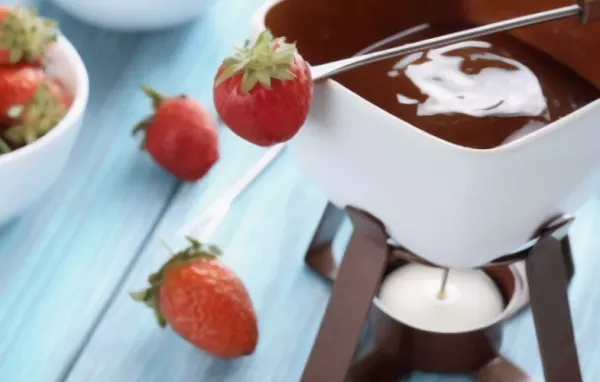 Schokoladefondue mit Erdbeeren