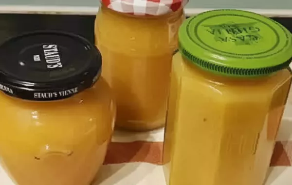 Selbstgemachte Quitten-Orangen-Marmelade mit fruchtiger Note