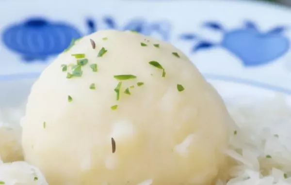 Selchfleischknödel auf Krautsalat - Ein traditionelles österreichisches Gericht