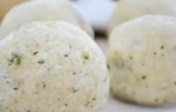 Semmelknödel aus Erdäpfelteig