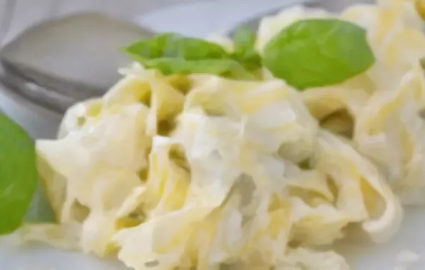 Tagliatelle mit würzigem Kerbel und cremiger Sahnesauce