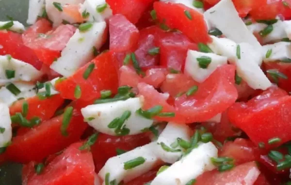 Tomaten-Mozzarella-Salat mit Schnittlauch