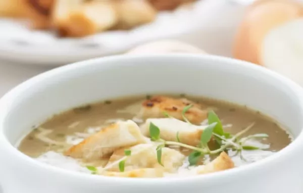 Wachauer Zwiebelsuppe mit Speck und Käsetoast