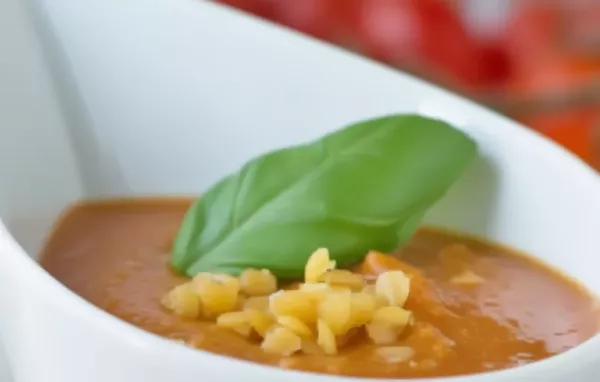 Wärmende vegane Suppe mit aromatischen Tomaten und proteinreichen Linsen