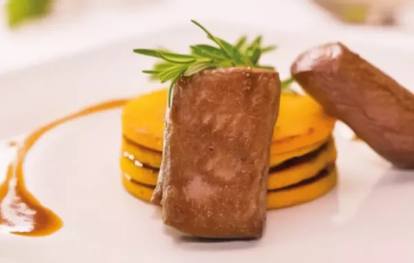 Zarter Rehrücken mit knuspriger Polenta und süßem Birnen-Millefeuille