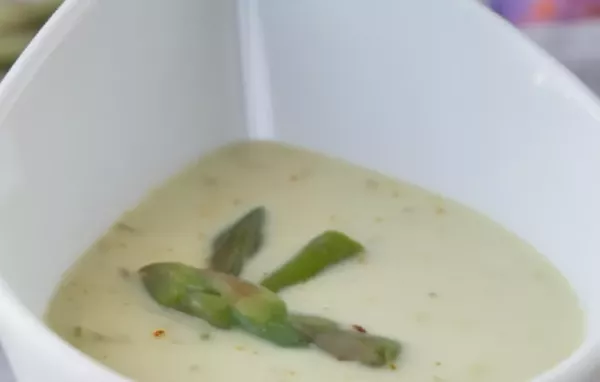 Zarter Spargel trifft auf edlen Safran in dieser köstlichen Suppe