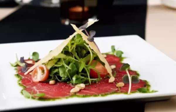 Zartes Carpaccio vom Rind mit würzigem Rucola und gehobeltem Parmesan