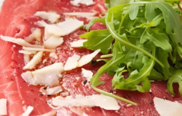 Zartes Carpaccio vom Rind mit würziger Marinade und frischem Rucola