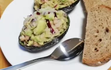 Ein einfaches und gesundes Rezept für gefüllte Avocado mit Thunfisch