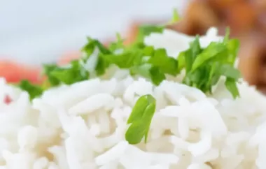 Ein einfaches und gesundes Rezept für gekochten Reis mit frischem Gemüse