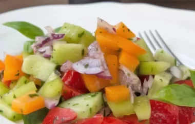 Ein erfrischender Paprika-Pfefferoni-Salat mit bunter Paprika und scharfen Pfefferoni