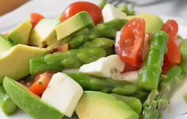Ein erfrischender Salat aus grünem und weißem Spargel mit Tomaten und Parmesan.