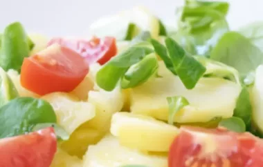 Ein erfrischender und gesunder Salat mit einer Vielzahl von buntem Gemüse und einem leckeren Dressing.