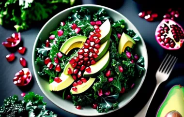 Ein erfrischender und gesunder Salat mit Grünkohl, süßem Granatapfel und cremiger Avocado