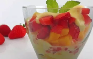 Ein erfrischendes und fruchtiges Dessert mit Erdbeeren, Mangos und einer leckeren Mascarponecreme.