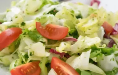 Ein frischer und bunter Salat mit knackigem Gemüse und einem köstlichen Honig-Senf-Dressing.