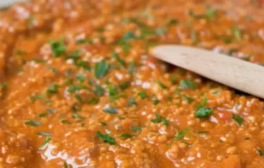 Ein klassisches Ragout Bolognese Rezept, das mit seiner würzigen Hackfleischsoße und frischen Nudeln überzeugt.