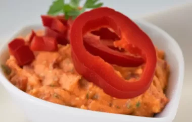 Ein köstlicher Dip mit rotem Paprika und cremigem Feta