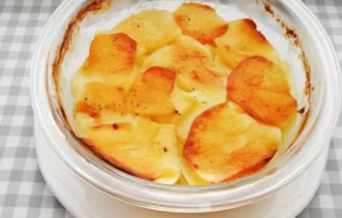 Ein köstlicher Kartoffelauflauf, verfeinert mit knackigen Äpfeln und würzigem Käse.