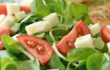 Ein köstlicher Salat mit Wassermelone und Feta für die heißen Sommertage