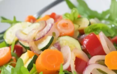 Ein köstlicher warmer Salat, der Röstaromen von Gemüse und knusprigen Speck kombiniert.