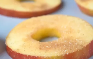 Ein köstliches Dessert: Karamellisierte Apfelscheiben mit einer Kugel Vanilleeis