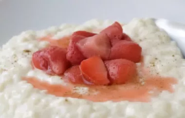 Ein köstliches Dessert mit fruchtiger Erdbeer-Rhabarber-Sauce auf cremigem Milchreis.
