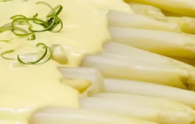 Ein köstliches Gericht aus frischem Spargel mit leckerer Sauce